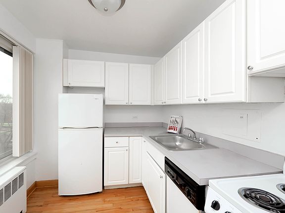2nd image of 4750 N Clarendon Ave #47500302