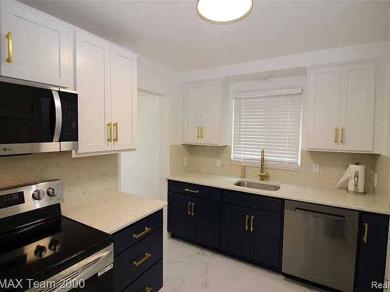 24301 Colgate St — Photo 5