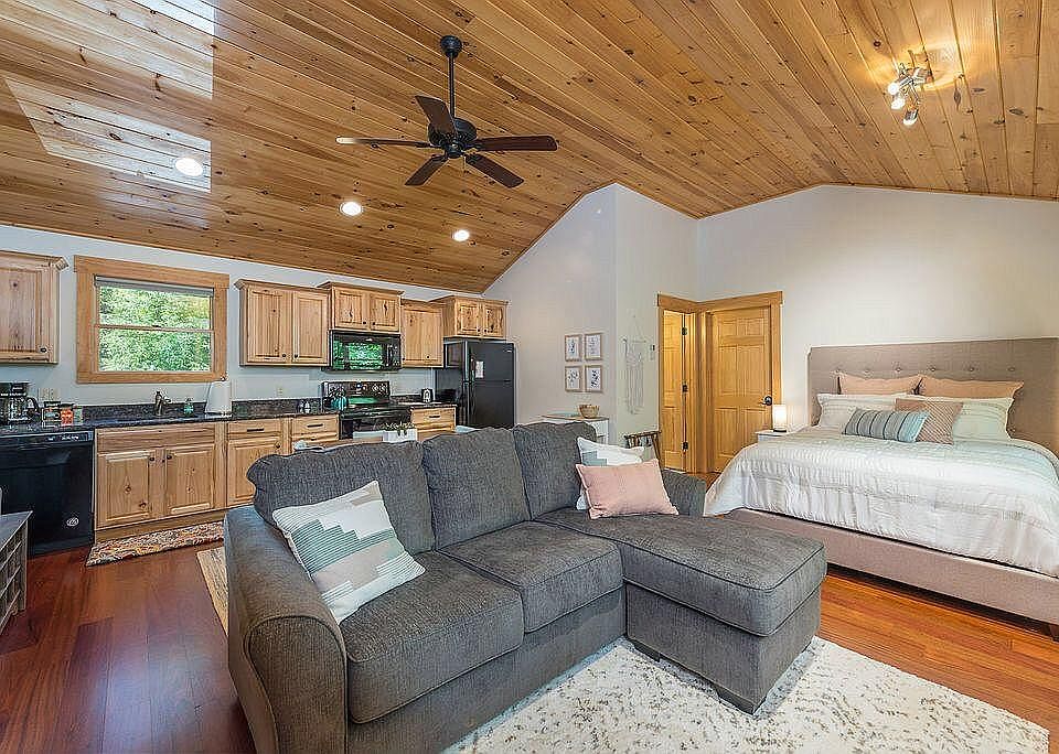 1st image of 20 Maple Cove Dr