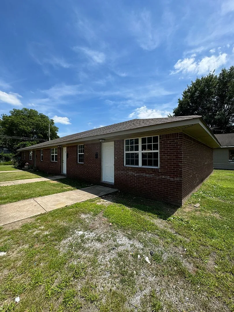 2 Bed / 1 Bath Apartment In Truman. Ready Now! — Photo 1