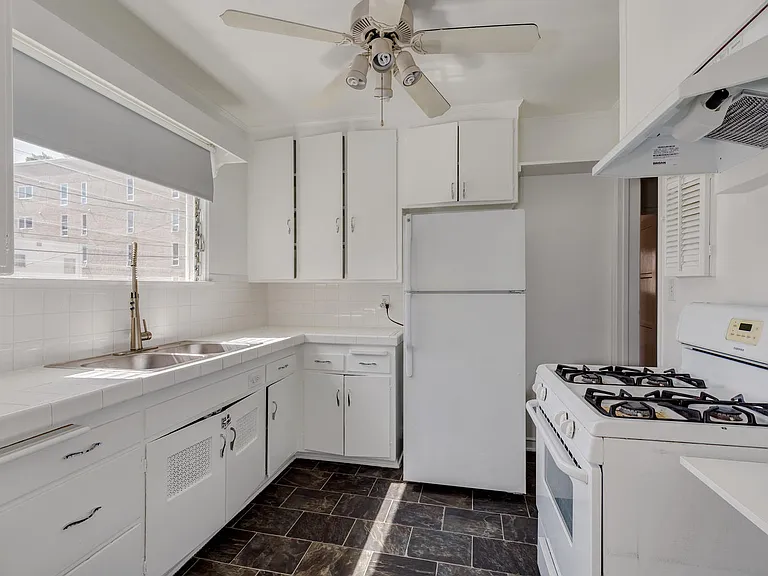 445 N Doheny Dr #F — Photo 5