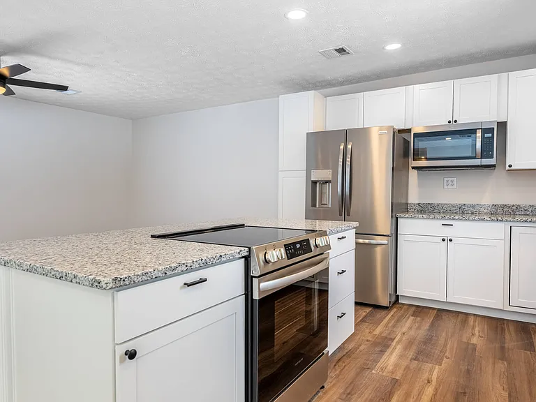 1013 Virginia Ave — Photo 6