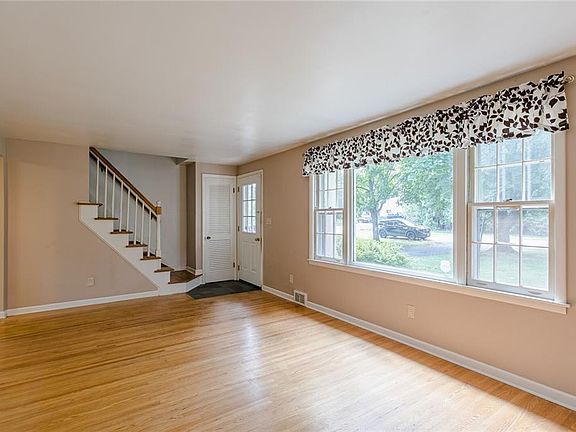4th image of 69 Gary Dr