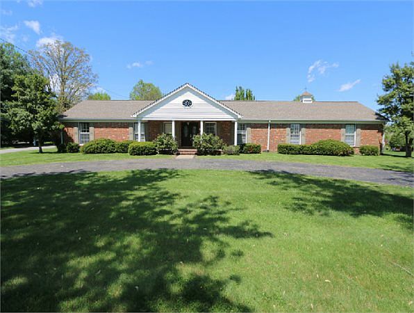 1st image of 910 Oaklawn Dr