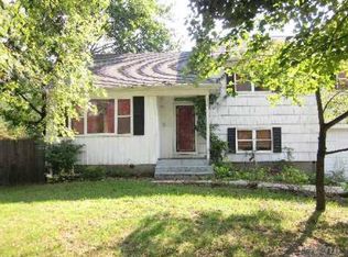 628 Powells Ln, Westbury, NY 11590