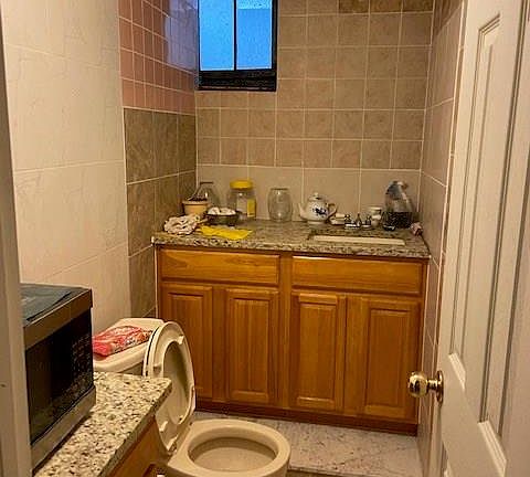 4th image of 1416 E 66th St