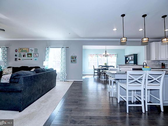 3rd image of 727 Shady Creek Ct