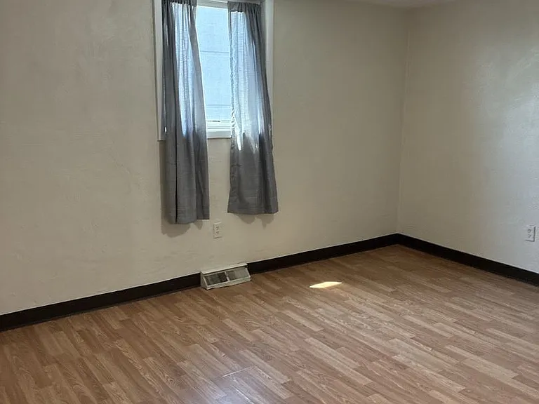 521 Locust Ave — Photo 7