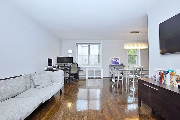 Sold by PRENDAMANO REAL ESTATE | media 25