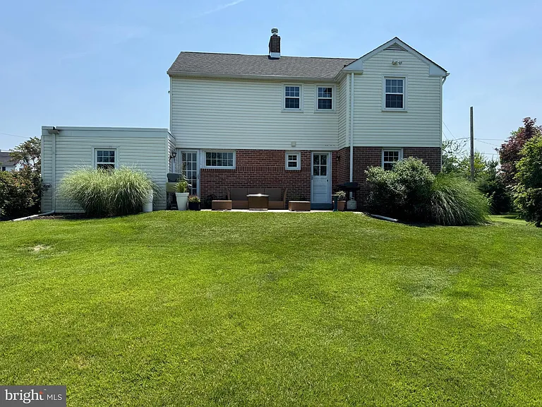 402 Elliger Ave — Photo 3