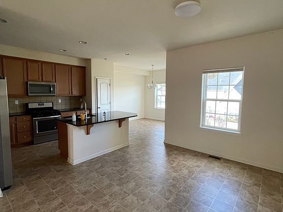 3rd image of 120 Jenny Dr