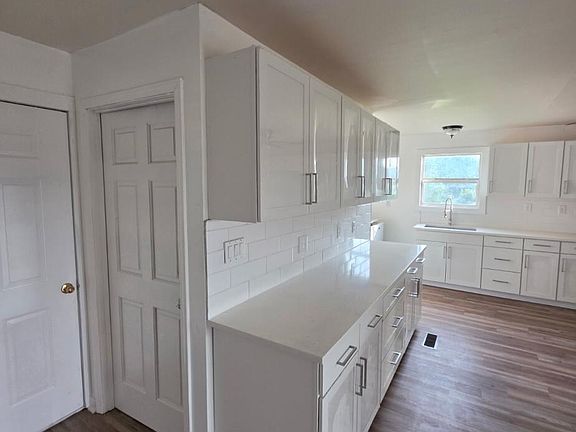5th image of 1374 Camellia Rd
