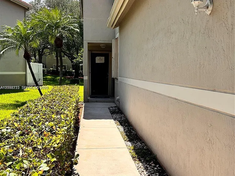 1290 Sorrento Dr #1290 — Photo 1