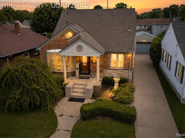 22501 Maple St, Saint Clair Shores, MI 48081