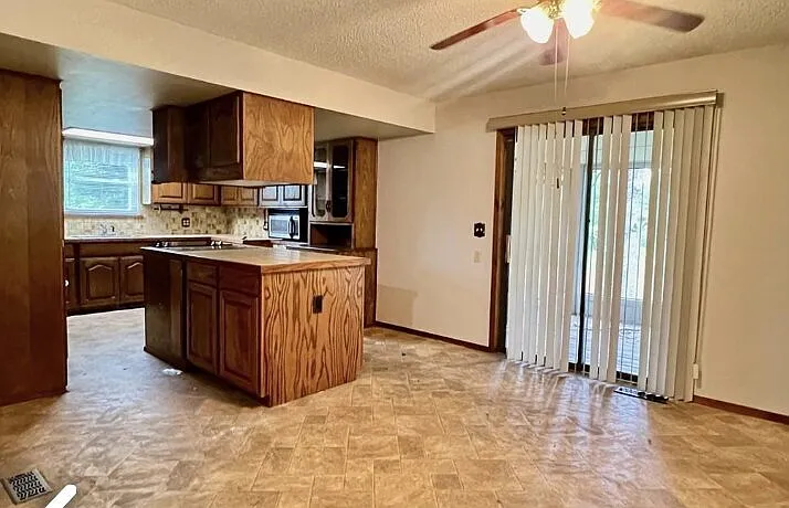 3 bed, 2.0 bath, 2350 sqft, $1,845 — Photo 4