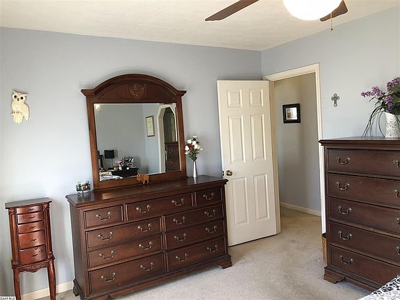 5th image of 34 Hampshire Ln