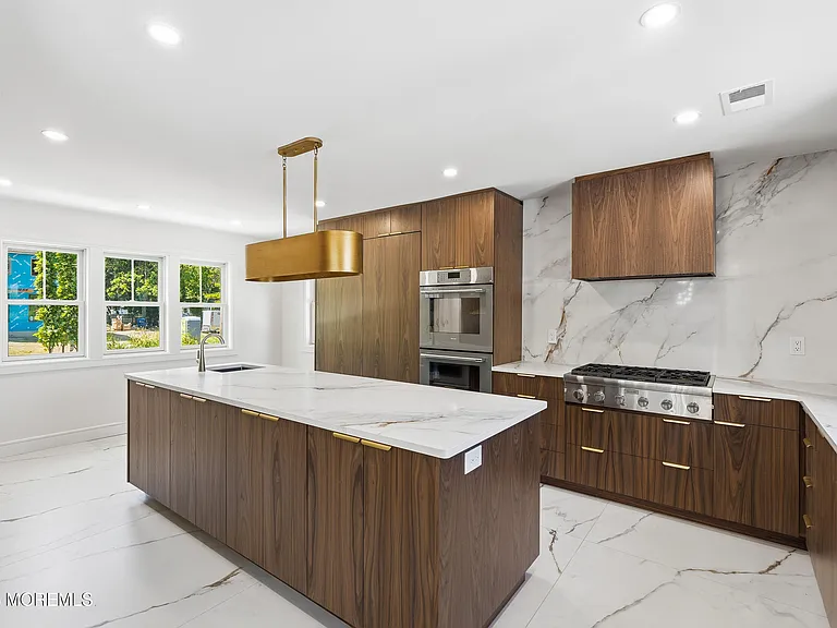 19 Roslyn Dr — Photo 13