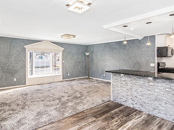 5th image of 308 Farmer St