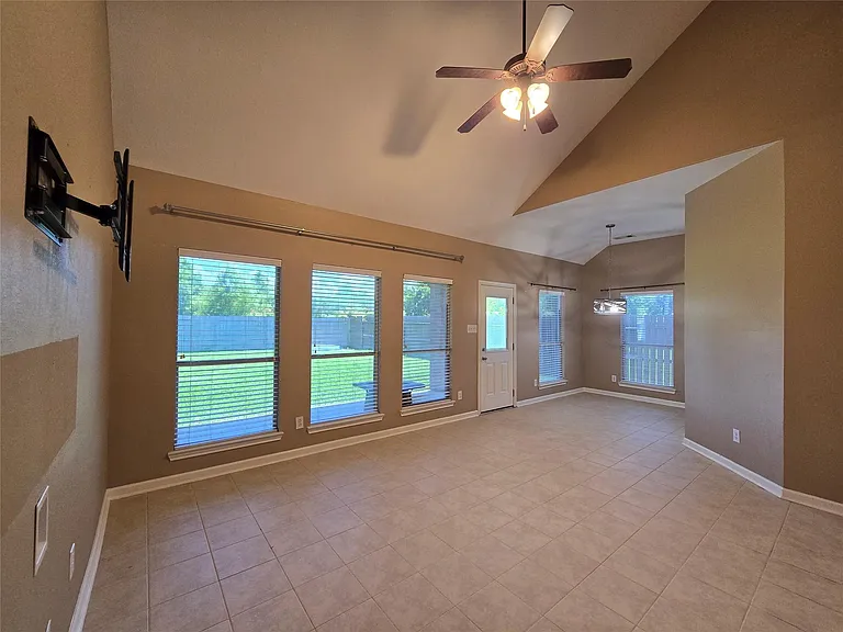 215 Danna St — Photo 14