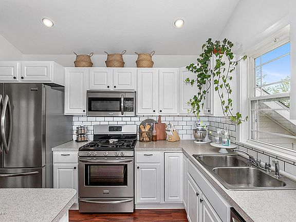 4th image of 668 Country Ln