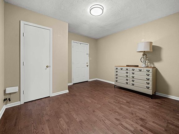 4th image of 2110 Airline Dr
