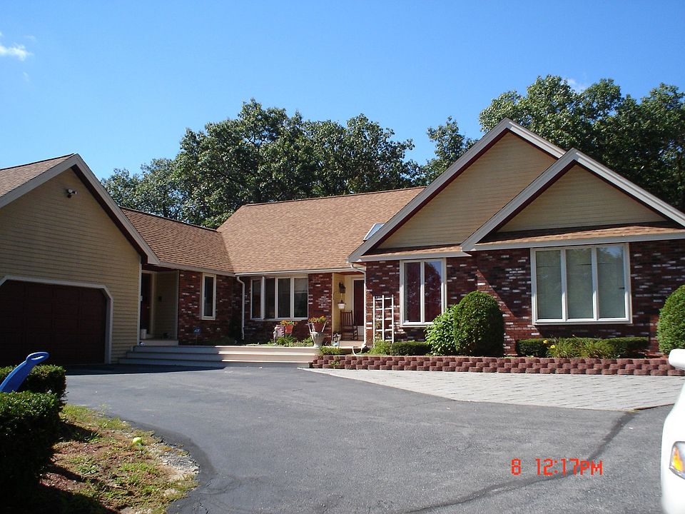 Sprawling Ranch w/ 2 car garage
