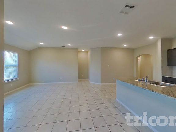 3rd image of 916 Roland Dr