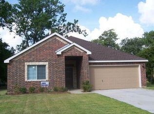 104 Acacia St, Lake Jackson, TX 77566