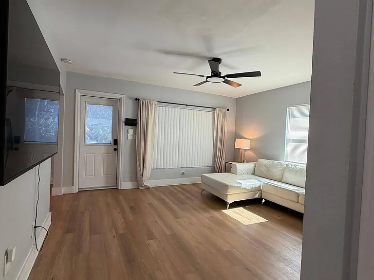 217 E 24th St — Photo 3