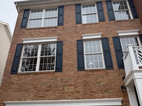 12909 Starters Ln, Fairfax, VA 22033