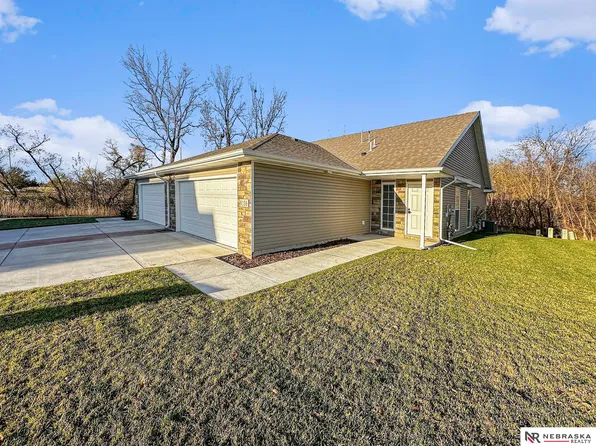 8156 Broken Ridge Dr, Lincoln, NE 68526
