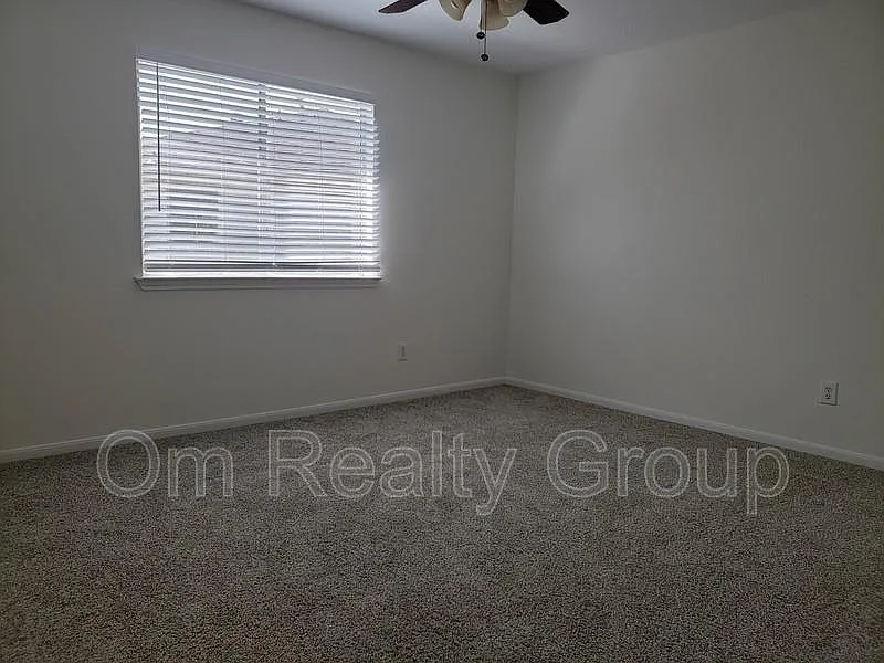 4 bed, 2.5 bath, 2738 sqft, $1,950 — Photo 4