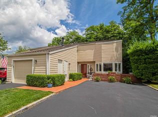 9 Cedar Ridge Ln, Bay Shore, NY 11706