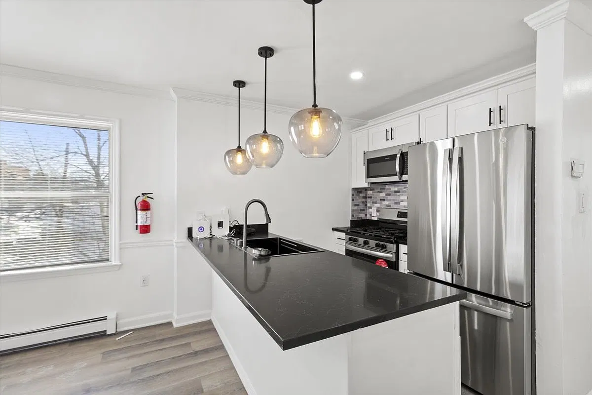 3 bed, $2,700 — Photo 2