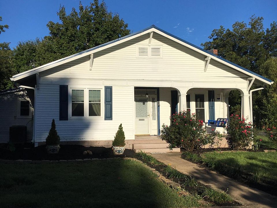 1st image of 164 College St S