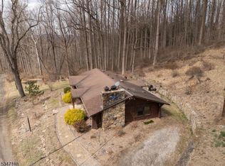 7 Derry Run, Glen Gardner, NJ 08826