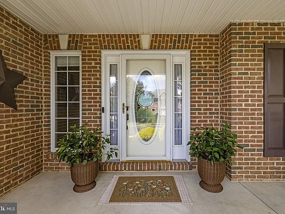5th image of 136 Travis Ct