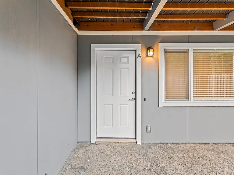 511 Avenue D #A — Photo 2