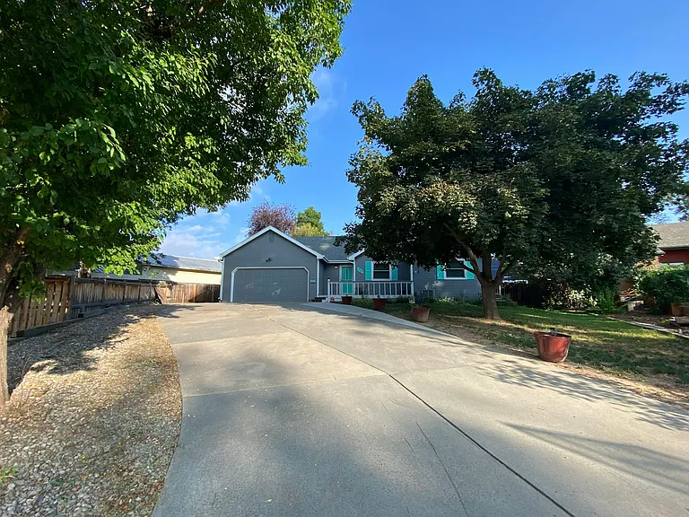 Front of house, tons of parking