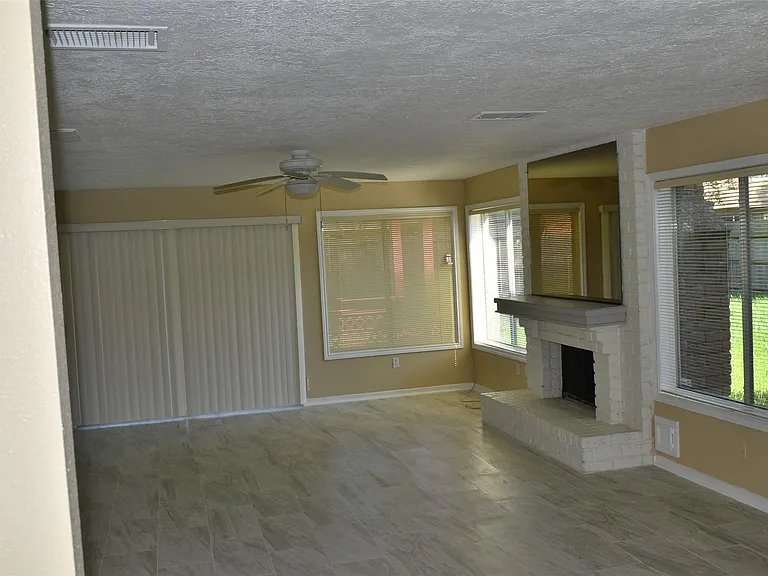 2930 Colony Dr — Photo 8