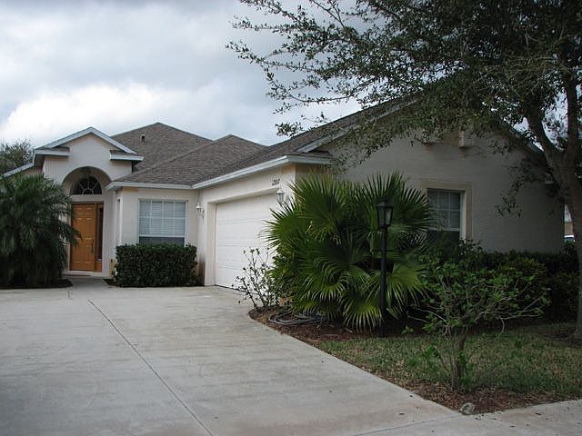 Front view - side load garage