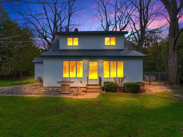 1121 S Lakeshore Rd, Carsonville, MI 48419