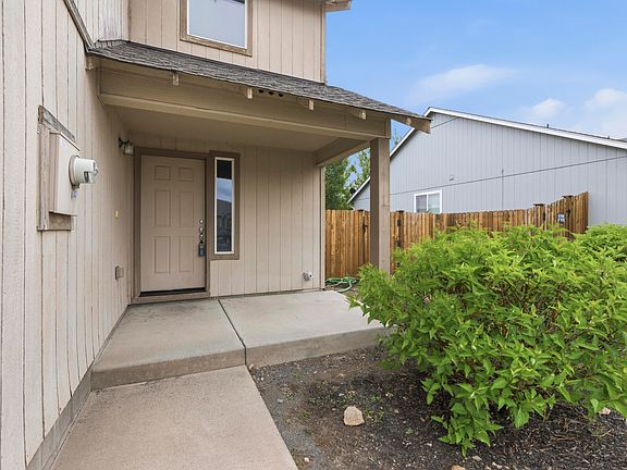 4th image of 901 SE Kierra Pl