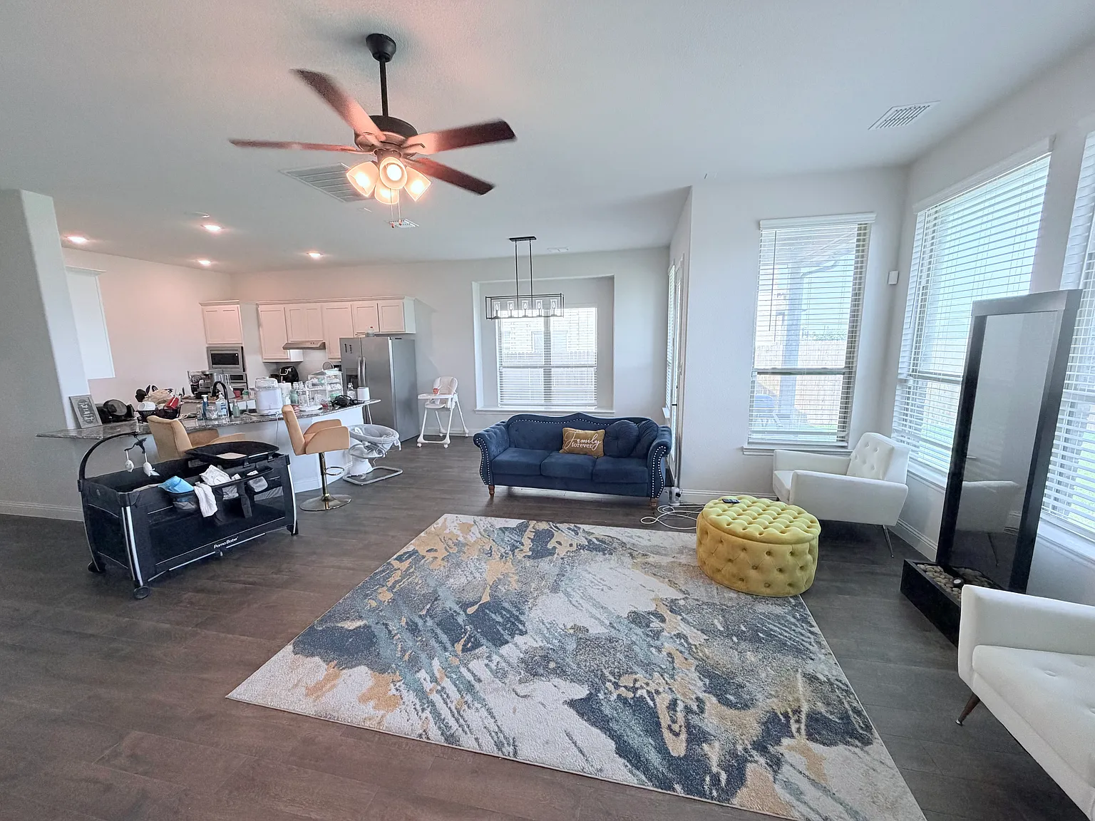 5 bed, 2.5 bath, 3072 sqft, $3,750 — Photo 3