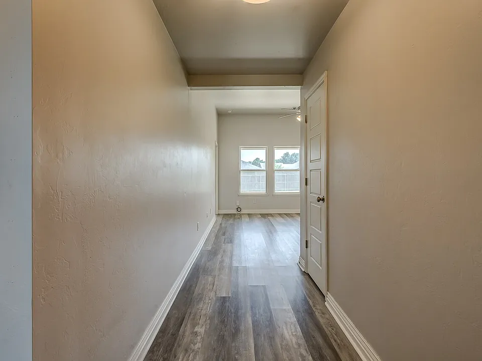 4323 W Country Club Dr