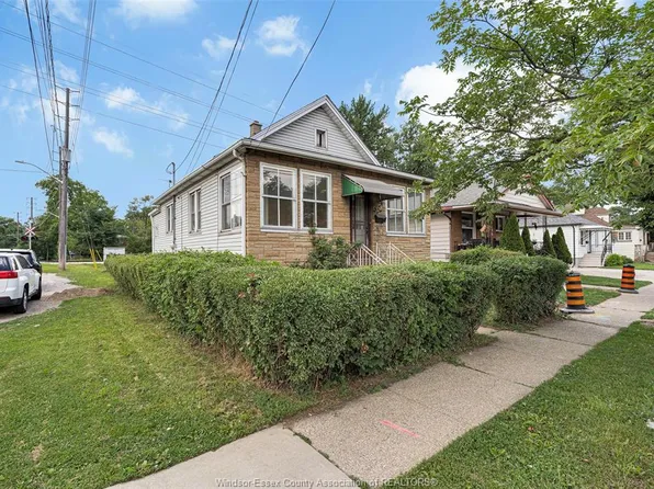 3298 College Ave, Windsor, ON N9C 1S6