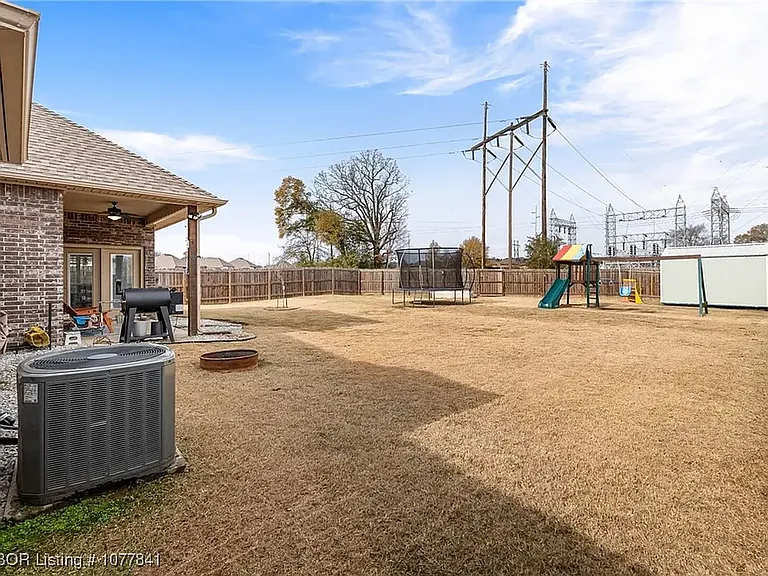 1505 Northridge Dr E — Photo 27