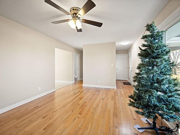 3rd image of 13 Linda Ln