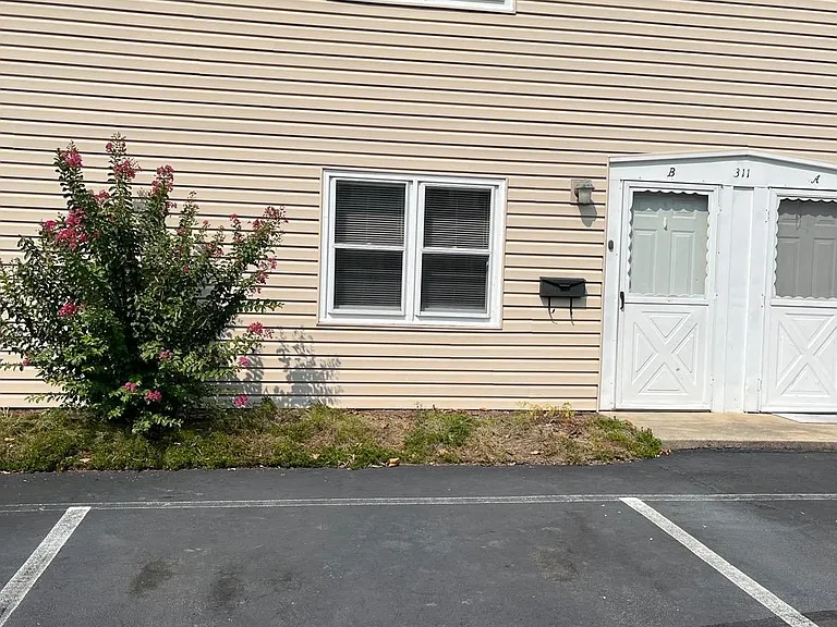 311 W Queen St #A — Photo 11