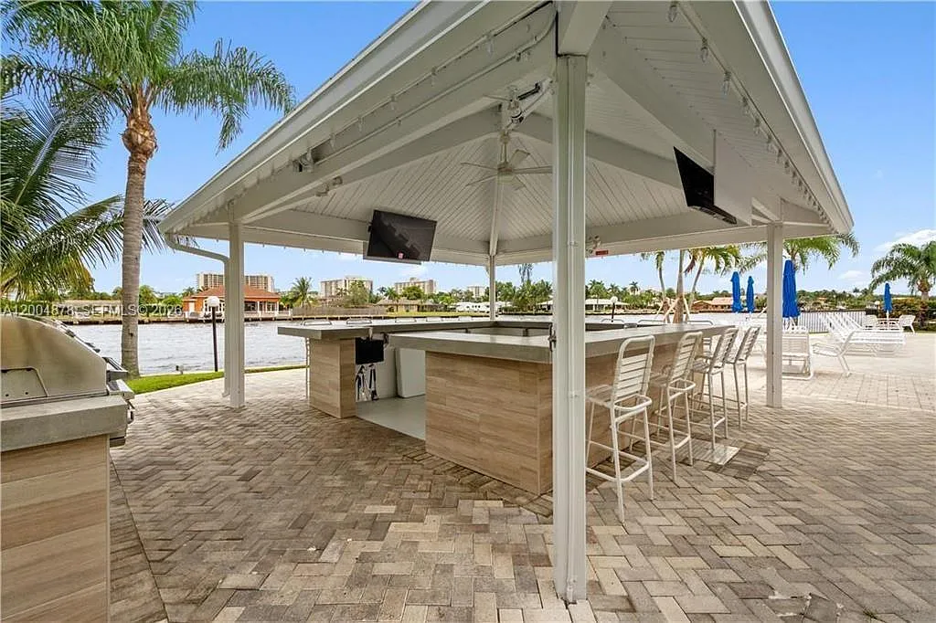 1 bed, 1.5 bath, 850 sqft, $1,990 — Photo 1